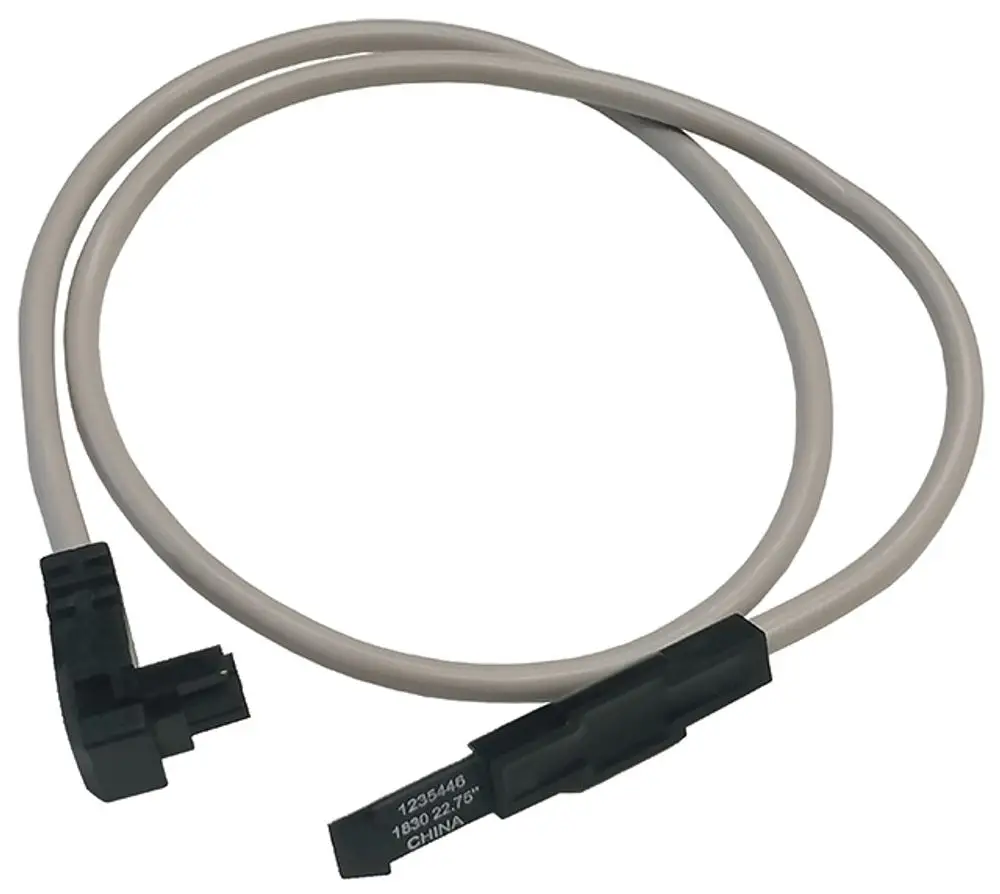 Syr Hallsensor mit Kabel, ausgestattet mit zwei unterschiedlichen Steckverbindern an den Enden. Kabel verläuft in einer geschweiften Form.